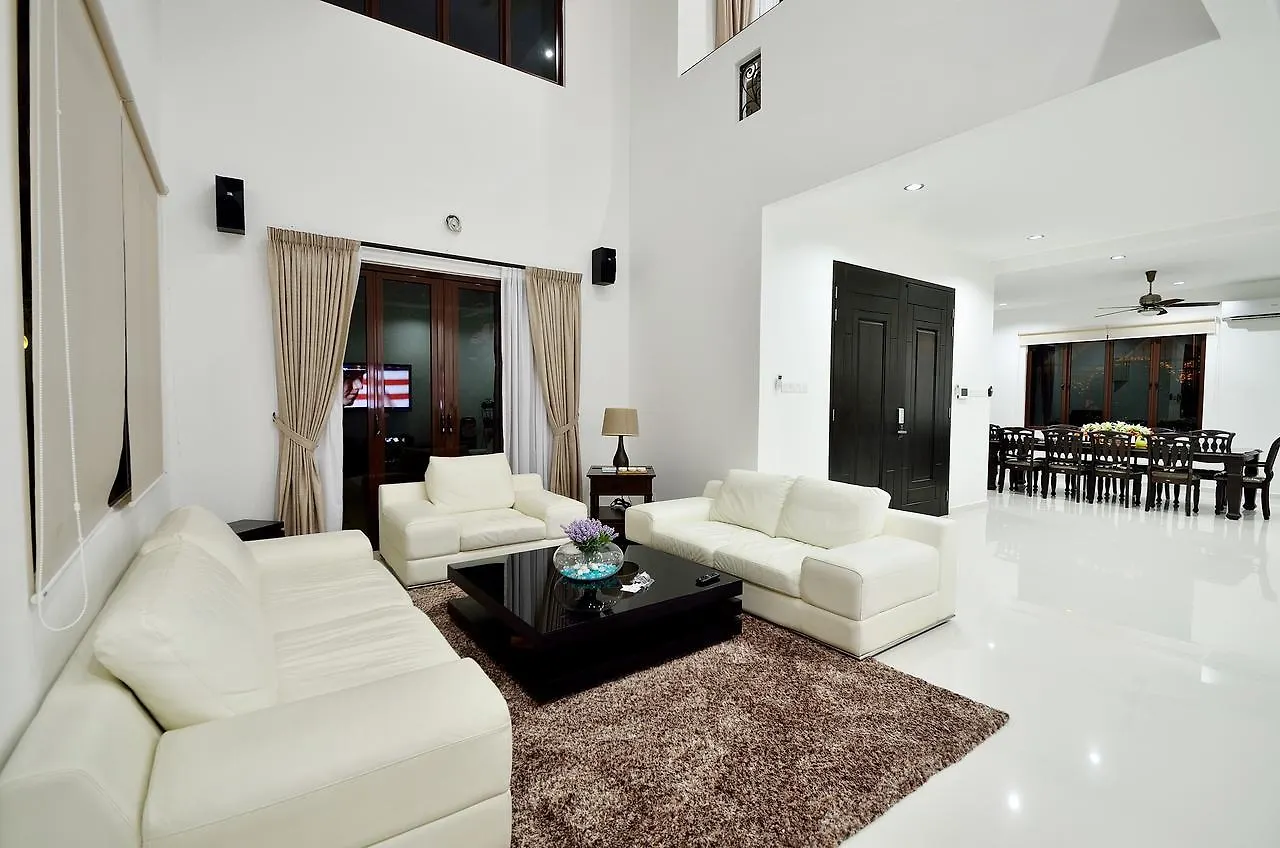 Hilltop Villa George Town Malesia